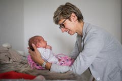 Manuela Steiner plaudert oft mit dem Baby – und will damit ein Vorbild für Eltern sein.