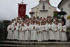 49 Erstkommunikanten vor der Pfarrkirche Schattdorf. (Bild: Markus Zwyssig)