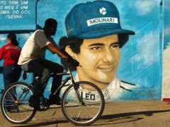 Ayrton Senna war in Brasilien mehr als nur ein berühmter Rennfahrer. Die verehrung kannte keine Grenzen. Im Bild eine Wandmalerei, aufgenommen am 30. April 2004 (Bild: KEYSTONE/AP/ALEXANDRE MENEGHINI)