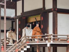 Der japanische Kaiser Akihito dankt ab. Der 85 Jahre alte Monarch führte am Dienstag in den Schreinen seines Palastes religiöse Riten aus - gekleidet in die moderne Version einer jahrhundertealten höfischen Tracht aus goldbrauner Robe und hoch aufragender schwarzer Kopfbedeckung. (Bild: KEYSTONE/EPA IMPERIAL HOUSEHOLD AGENCY/IMPERIAL HOUSEHOL)