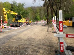 Blick vom Vorplatz des Familienbades in Richtung Eichweier. Links neben der Strasse befindet sich die Minigolf-Anlage, rechts der Eingang zum Familien- und Frauenbad. (Bilder: Reto Voneschen - 28. April 2019)