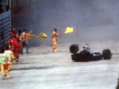 Offizielle rennen zum Unfallauto, Ayrton Senna war mit spitzem Winkel in die Betonmauer geprallt (Bild: KEYSTONE/AP/PESCI)