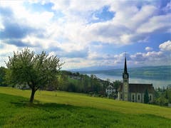 Die Wolken lockern sich auf über der Kirche Eich am Sempachersee. (Bild: Urs Gutfleisch, 30. April 2019)