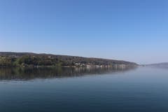 Mit dem Schiff geht es von Ermatingen die Küste entlang: Blick auf das Thurgauer Ufer. (Bild: Marlen Hämmerli)