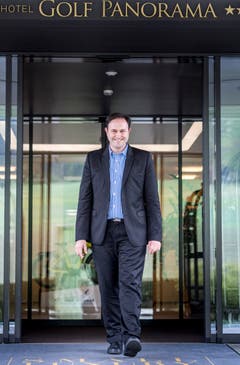 Hoteldirektor Alexandre Spatz begrüsst die Eishockey Nationalmannschaft bei sich im Wellnesshotel Golf Panorama in Lipperswil. Bild: Andrea Stalder