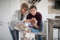 In den fragilen ersten Tagen ist die Hebamme für Mutter und Kind da.