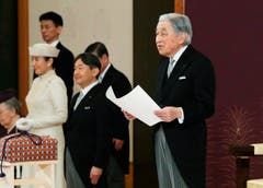 Kaiser Akihito, links sieht man die Kronprinzessin Masako. (Bild: KEYSTONE/AP Japan Pool)