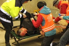 Die Samariter behandelten die Brandverletzungen des verwundeten Mannes. (Bild: Paul Gwerder, Unterschächen, 29. April 2019)