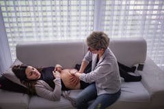 Bei der Bauchmassage kommt es oft zu den besten Gesprächen.