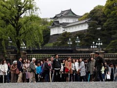 Die Öffentlichkeit bleibt von den Ritualen der Abdankung ausgeschlossen. Doch schon in den Morgenstunden fanden sich trotz Dauerregens viele Japaner vor dem Kaiserpalast ein, um Abschied von ihrem Tenno zu nehmen. (Bild: KEYSTONE/EPA/KIMIMASA MAYAMA)