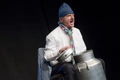 Emil führt anlässlich der Verleihung des Anerkennungspreises des Kantons Luzern seinen beliebten Sketch über die Bauernregeln auf. (Bild: Pius Amrein, 29. April 2019)