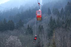 Die Passagiere der blockierten Seilbahn wurden von Rettungsspezialisten des SAC abgeseilt. (Bild: Paul Gwerder, Unterschächen, 29. April 2019)