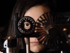 Von einem Workshop für Frauen in der Physik und der Nobelpreisträgerin und Laserphysikerin Donna Strickland inspiriert, machte Doktorandin Michela Gazzetto von der Uni Bern dieses Foto, das sie mit «Laserpunk» betitelte. Sie reichte es für die Kategorie «Frauen und Männer der Wissenschaft» ein. (Bild: Michela Gazzetto (Uni Bern))