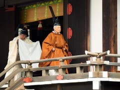 Der japanische Kaiser Akihito hat am Dienstag seinen Rücktritt eingeleitet. In einer traditionellen goldbraunen Robe und schwarzer Kopfbedeckung begab sich der 85-Jährige zunächst zu mehreren heiligen Schreinen, danach erklärte er seinen Thronverzicht. (Bild: KEYSTONE/EPA JIJI PRESS)