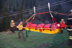 An einer aufgebauten Drahtseilbahn wurden die verletzten Passagiere auf einem Schleppschlitten über den Schächen transportiert. (Bild: Paul Gwerder, Unterschächen, 29. April 2019)