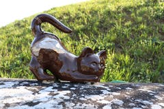 Wieder mit Boden unter den Füssen geht es auf nach Ermatingen. Noch in Berlingen lauert an einer Stelle eine Katzenstatue auf einem Elektrokasten. (Bild: Marlen Hämmerli)