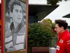 Ferrari-Teamchef Mattia Binotto hält vor dem Erinnerungsposter an Ayrton Senna anlässlich des 1000. Formel-1-GPs am 11. April in Schanghai inne (Bild: KEYSTONE/EPA/DIEGO AZUBEL)