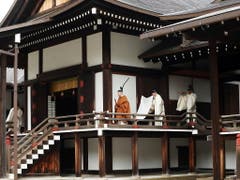 Für die Japaner ist am Dienstag die Zeit des Abschieds von ihrem beliebten Kaiser Akihito gekommen. (Bild: KEYSTONE/EPA JIJI PRESS)