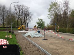 Blick von hinten über die Parkplätze und den Wendeplatz für den Bäderbus Richtung Vorplatz Familienbad.