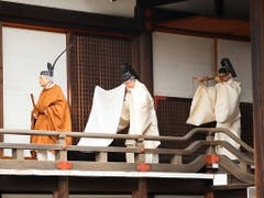 Mit einer Reihe von Ritualen hat Japans Kaiser Akihito bekleidet mit einer traditionellen goldbraunen Robe und schwarzer Kopfbedeckung am Dienstag seinen Rücktritt eingeleitet. (Bild: KEYSTONE/EPA JIJI PRESS)