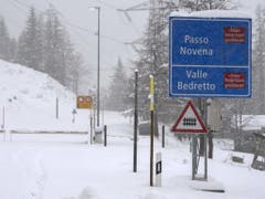 Die zum Bedrettotal und zum Nufenenpass führende Strasse in Airolo ist am Donnerstag wegen zu viel Schnee gesperrt. (Bild: Keystone/KEYSTONE/TI-PRESS/DAVIDE AGOSTA)