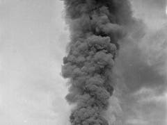 Eine hohe Rauchsäule stieg nach der Explosion in der «Pulveri» auf. Es entstand ein Sachschaden von mehr 8 Millionen Franken. (Archivfoto) (Bild: KEYSTONE/STR)