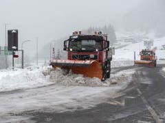 Ein Schneepflug räumt Schnee am Donnerstag in Airolo. (Bild: Keystone/KEYSTONE/TI-PRESS/DAVIDE AGOSTA)