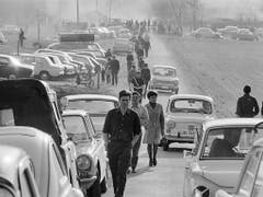 Katastrophen-Tourismus vor 50 Jahren: Grosser Andrang von Schaulustigen nach der Explosion. (Bild: KEYSTONE/STR)