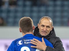 Thomas Häberli ist bei den FCL-Spielern angekommen (Bild: KEYSTONE/URS FLUEELER)