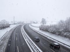 Starker Schneefall bei der Autobahn A4 in Steinen SZ am Donnerstag. (Bild: Keystone/ALEXANDRA WEY)