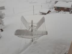 Schnee umhüllt den Wäscheständer. (Bild: Maria Infanger-Steiner, Melchtal, 4. April 2019)
