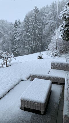 Auch auf dieser Terrasse schaut noch einmal der Winter vorbei. (Bild: Leserreporter, Schlierbach, 4. April 2019)