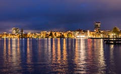 Lichterspiegelung der Stadt Zug. (Bild: Daniel Hegglin, Zug, 3. April 2019)