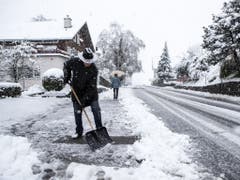 Ein Mann räumt Schnee am Donnerstag in Schwyz. (Bild: Keystone/ALEXANDRA WEY)