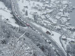 Stau vor dem Seelisbergtunnel bei Beckenried. (Bild: Imra Greber, 4. April 2019)