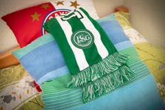 Schön drapiert: Ein FCSG-Schal auf einem Bett. (Bild: Ralph Ribi)