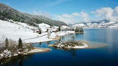 Schnee am Ägerisee. (Bild: Peter Bumbacher, Neselen, 5. April 2019)