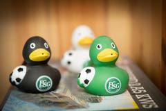 Auch FCSG-Badeenten gehören zur Kollektion von Robert Adolf. (Bild: Ralph Ribi)