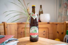 Auch ein Fanbier hat Robert Adolf zu Hause. (Bild: Ralph Ribi)