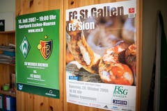 Dieses Matchplakat aus dem Jahr 2006 ist das einzige aus Espenmoos-Zeiten, das Robert Adolf noch hat. (Bild: Ralph Ribi)