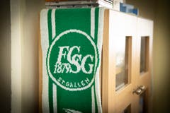 Kaum eine Ecke in der Wohnung des 61-Jährigen ist FCSG-frei. (Bild: Ralph Ribi)