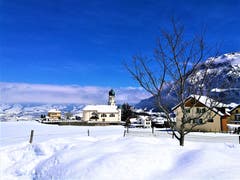 Seelisberg im Winterkleid bei blauem Himmel und einigen Restwolken. (Bild: Urs Gutfleisch, 5. April 2019)