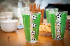 Einem echten Anhänger schmeckt ein Getränk erst im grünweissen Fanglas so richtig. (Bild: Ralph Ribi)
