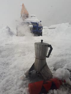 Die Wartezeiten auf der Autobahn A2 mit heissem Kaffee verkürzt. (Bild: Raphael Klinger, 4. April 2019)