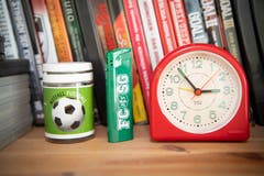 Auch in den Büchergestellen finden sich FCSG-Utensilien. (Bild: Ralph Ribi)