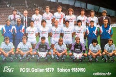 Dieses Poster der Mannschaft von 1989/90 mit Ivan Zamorano und Hugo Rubio (mittlere Reihe, 3. und 4. von rechts) hängt ebenfalls in Robert Adolfs Wohnung. (Bild: Ralph Ribi)