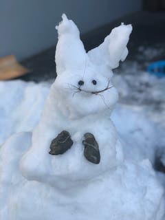 Hier wird der Schnee seinem Erscheinungs-Zeitpunkt entsprechend verwertet: Schneeosterhase in Buochs. (Bild: Nicole Baumgartner, 5. April 2019)