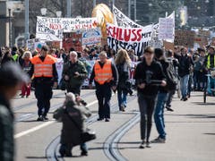 Bunter Umzug durch die Strassen Berns: Die Spitze der Klimademonstration. (Bild: KEYSTONE/PETER SCHNEIDER)