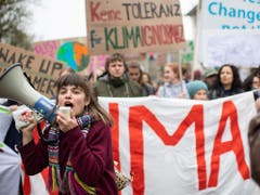 Grosse Mobilisierung auch in Zürich: Junge Frau mit Magaphon an der Klimademo. (Bild: KEYSTONE/ENNIO LEANZA)