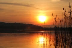 Es ist ruhig am See, wenn die Sonne untergeht. (Bild: Irene Wanner, Eich, 6. April 2019)